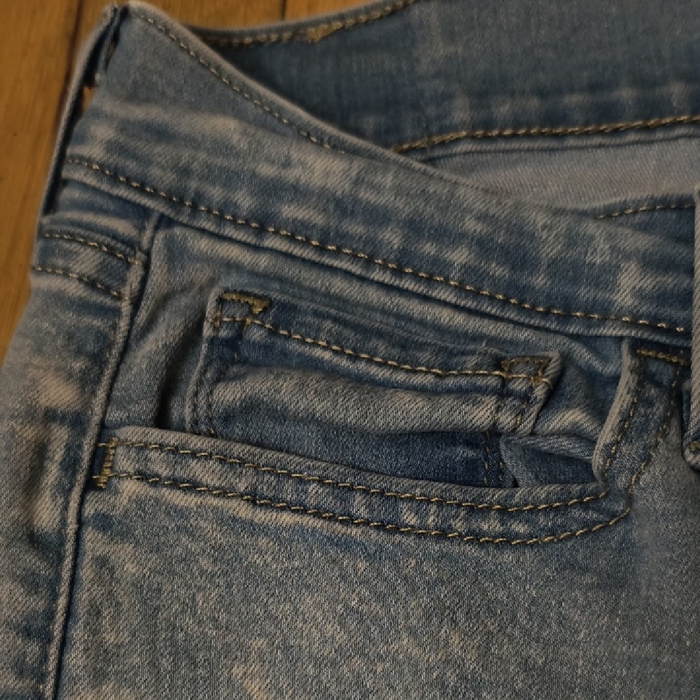 Levi's Light Blue Women's Skinny Jeans - Picture 3 of 8